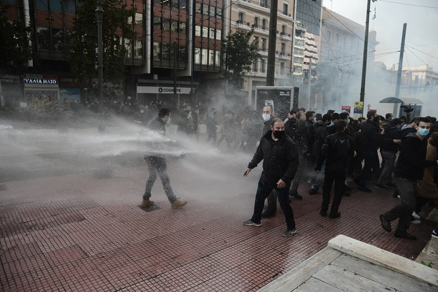 Επεισόδια στο κέντρο της Αθήνας με μέλη του ΚΚΕ που έκαναν δεύτερη συγκέντρωση - Δείτε βίντεο και φωτογραφίες
