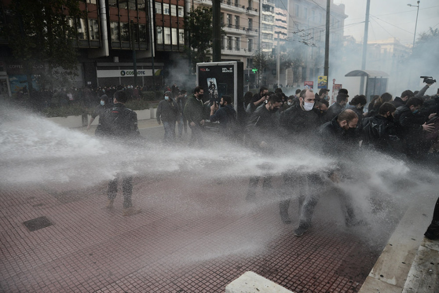 Επεισόδια στο κέντρο της Αθήνας με μέλη του ΚΚΕ που έκαναν δεύτερη συγκέντρωση - Δείτε βίντεο και φωτογραφίες