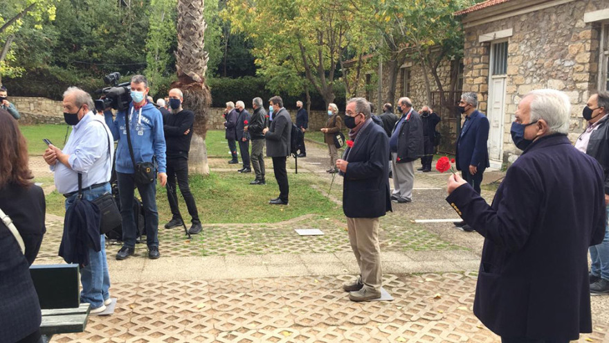 Πολυτεχνείο: Στα πρώην ΕΑΤ-ΕΣΑ ο ΣΥΡΙΖΑ με... μάσκες και αποστάσεις και γαρύφαλλα