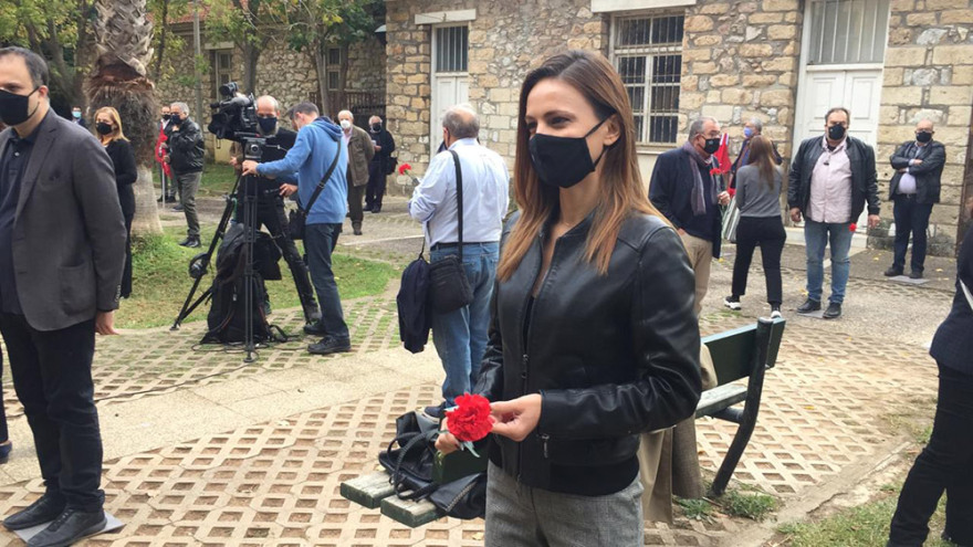 Πολυτεχνείο: Στα πρώην ΕΑΤ-ΕΣΑ ο ΣΥΡΙΖΑ με... μάσκες και αποστάσεις και γαρύφαλλα