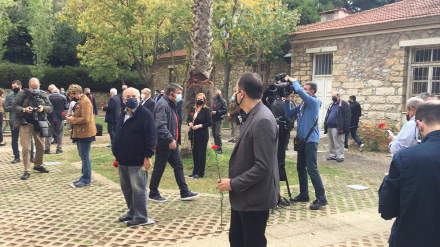 Πολυτεχνείο: Στα πρώην ΕΑΤ-ΕΣΑ ο ΣΥΡΙΖΑ με... μάσκες και αποστάσεις και γαρύφαλλα