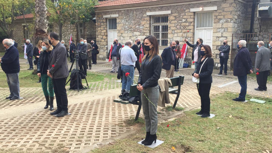 Πολυτεχνείο: Στα πρώην ΕΑΤ-ΕΣΑ ο ΣΥΡΙΖΑ με... μάσκες και αποστάσεις και γαρύφαλλα