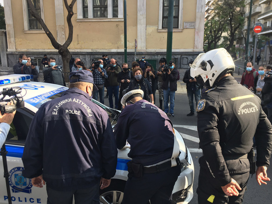 Πολυτεχνείο: Πρόστιμο 300 ευρώ σε γυναίκα που άφησε λουλούδι