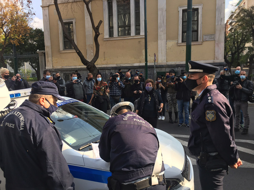 Πολυτεχνείο: Πρόστιμο 300 ευρώ σε γυναίκα που άφησε λουλούδι