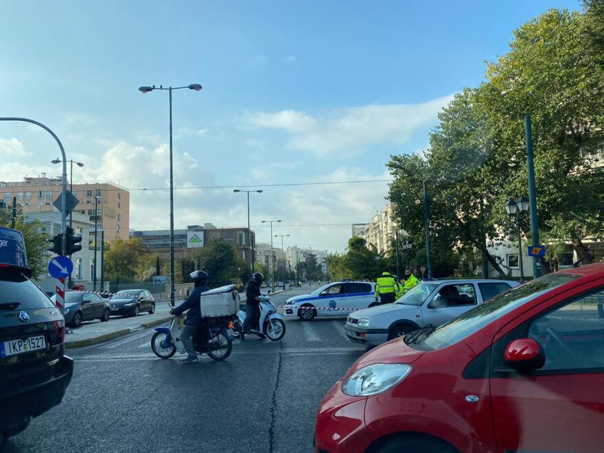 Κίνηση στους δρόμους - Πολυτεχνείο: «Έκοψαν» την κυκλοφορία από την Αλεξάνδρας - Μποτιλιάρισμα στο Lockdown
