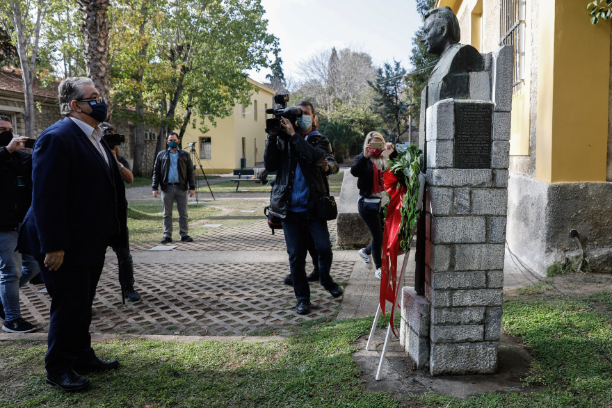 Πολυτεχνείο: Το ΚΚΕ πήγε στην αμερικανική πρεσβεία με SMS για γιατρό στο 13033