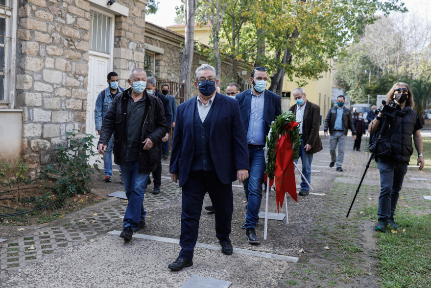 Πολυτεχνείο: Το ΚΚΕ πήγε στην αμερικανική πρεσβεία με SMS για γιατρό στο 13033