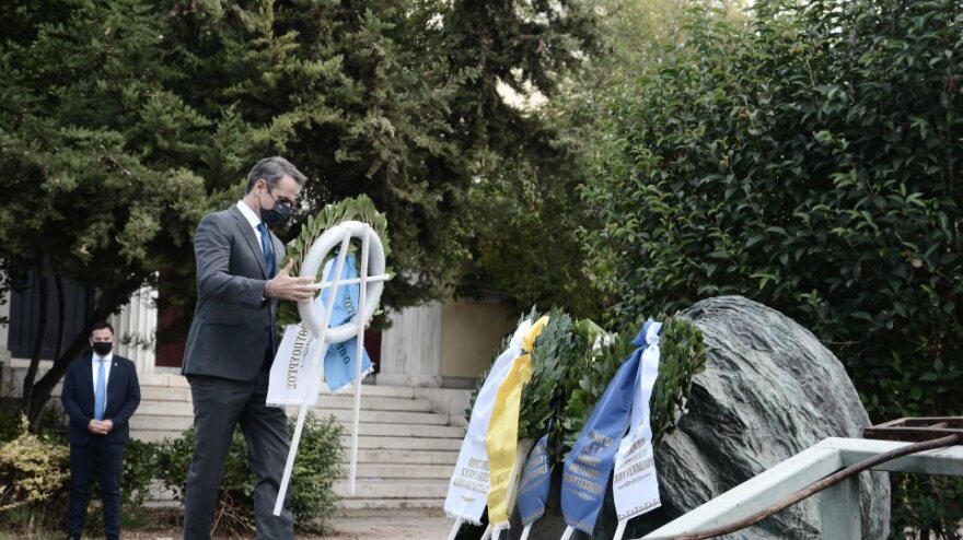 Πολυτεχνείο: Οι 200 του ΚΚΕ, οι 50 του ΣΥΡΙΖΑ και οι... 7 του Βαρουφάκη