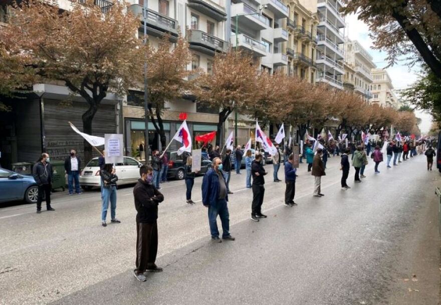 Θεσσαλονίκη: Συγκέντρωση του ΚΚΕ μπροστά στο αμερικανικό προξενείο - Έκαψαν σημαία των ΗΠΑ 