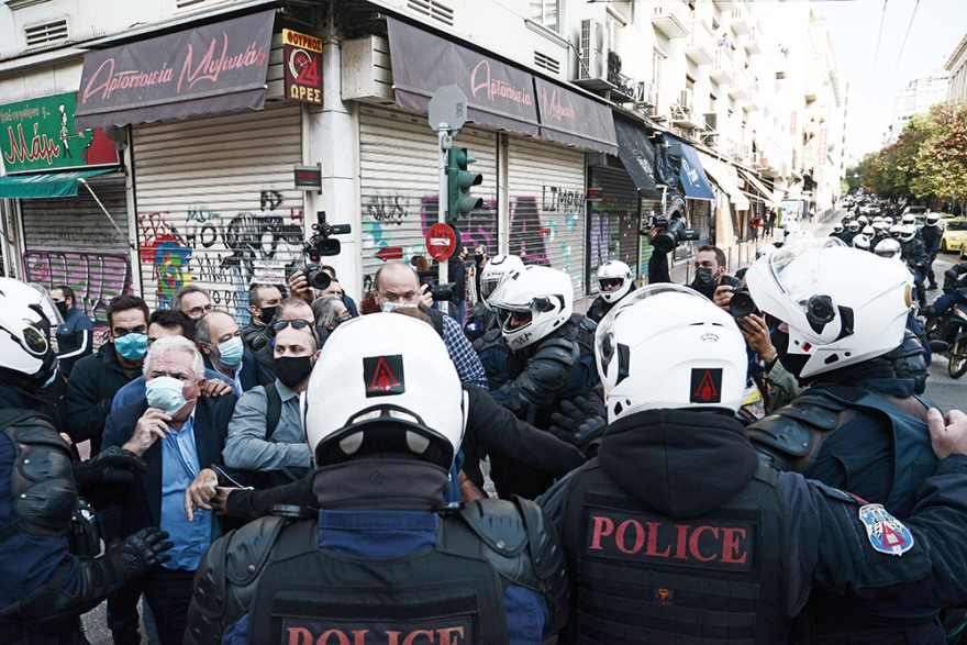 Επεισόδια στο κέντρο της Αθήνας με μέλη του ΚΚΕ που έκαναν δεύτερη συγκέντρωση - Δείτε βίντεο και φωτογραφίες