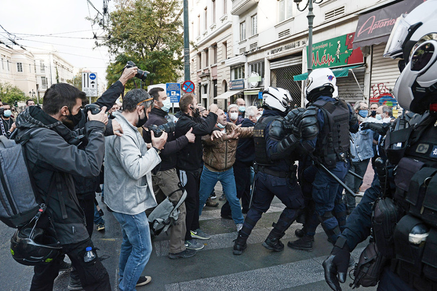 Επεισόδια στο κέντρο της Αθήνας με μέλη του ΚΚΕ που έκαναν δεύτερη συγκέντρωση - Δείτε βίντεο και φωτογραφίες