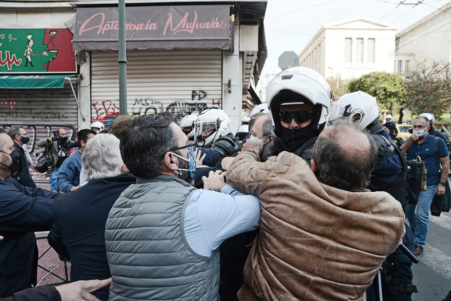 Επεισόδια στο κέντρο της Αθήνας με μέλη του ΚΚΕ που έκαναν δεύτερη συγκέντρωση - Δείτε βίντεο και φωτογραφίες