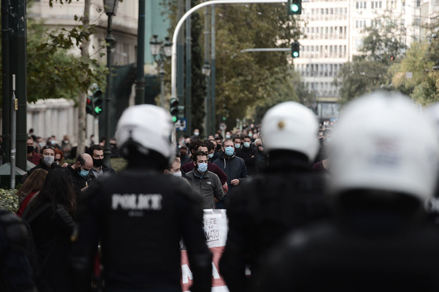 Επεισόδια στο κέντρο της Αθήνας με μέλη του ΚΚΕ που έκαναν δεύτερη συγκέντρωση - Δείτε βίντεο και φωτογραφίες