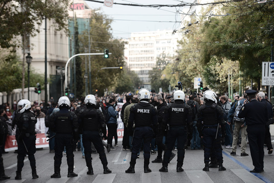 Επεισόδια στο κέντρο της Αθήνας με μέλη του ΚΚΕ που έκαναν δεύτερη συγκέντρωση - Δείτε βίντεο και φωτογραφίες