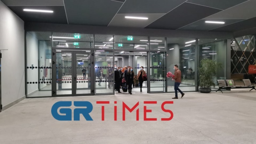 Θεσσαλονίκη: Με τριαντάφυλλα υποδέχθηκαν τις δέκα νοσηλεύτριες από την Κρήτη - Δείτε βίντεο