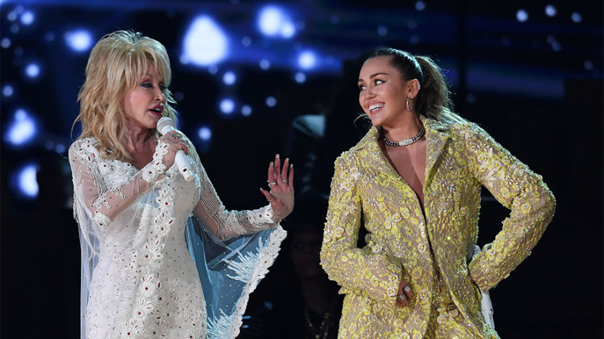 Ντόλι Πάρτον: «Δεν ξέρω αν είμαι εγώ που κουβαλάω το στήθος μου ή αν το στήθος μου κουβαλάει εμένα»