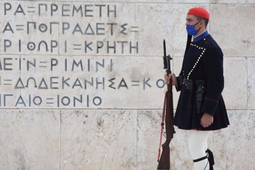 Δείτε φωτογραφίες: Με μάσκες οι Εύζωνες της Προεδρικής Φρουράς