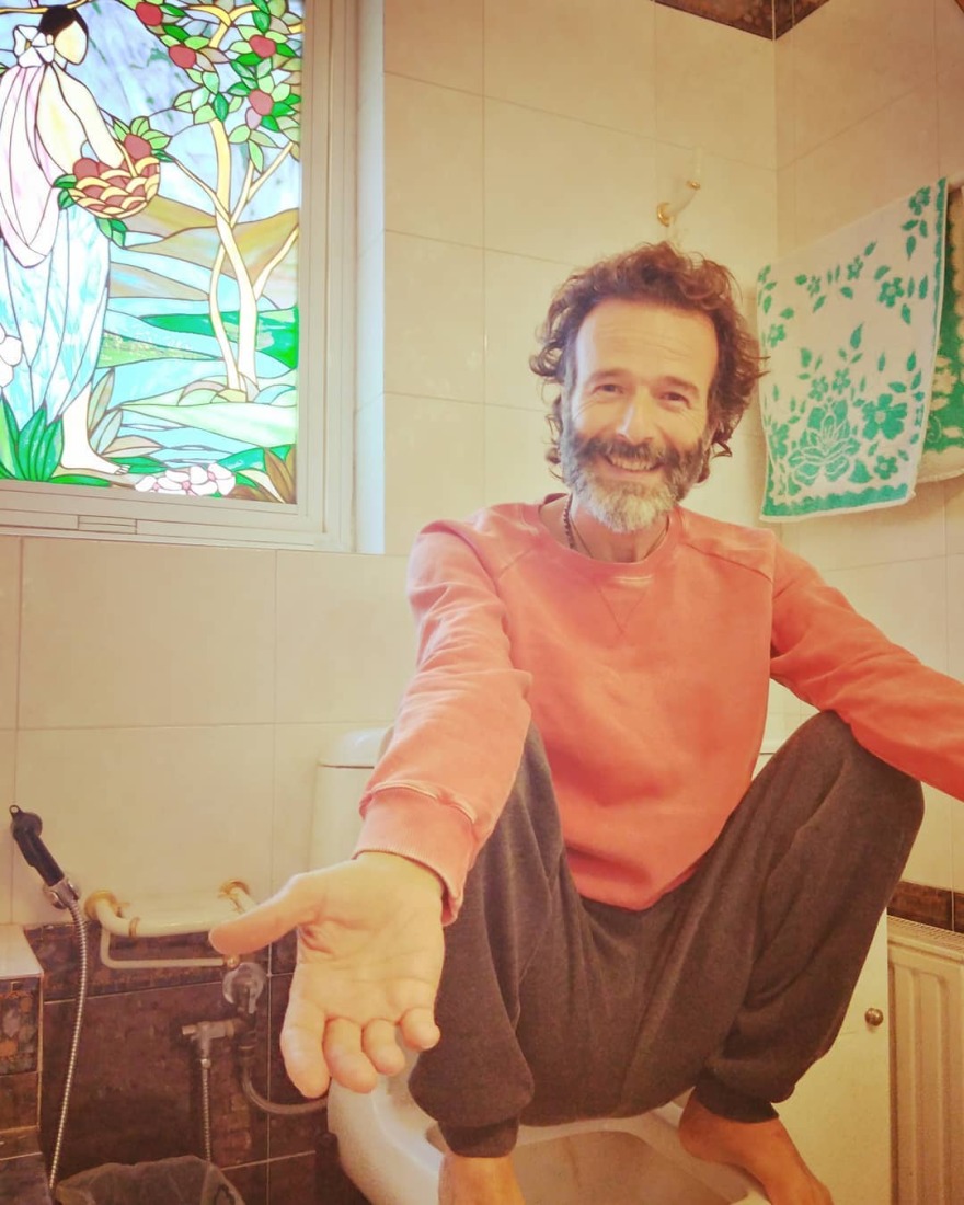 Θανάσης Ευθυμιάδης: Με selfie από την τουαλέτα του μιλά για τη... δυσκοιλιότητα