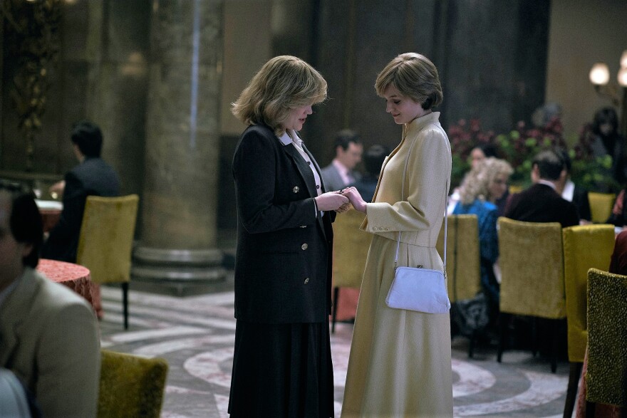 The Crown, 4ος κύκλος: Ο παράνομος έρωτας του «Φρεντ» και της «Γκλάντις»