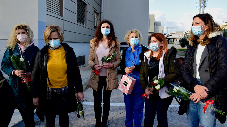 Κορωνοϊός - Μεγαλώνει το «κίνημα» της αλληλεγγύης: Γιατροί και νοσηλευτές απ' όλη την Ελλάδα ταξιδεύουν στη Θεσσαλονίκη