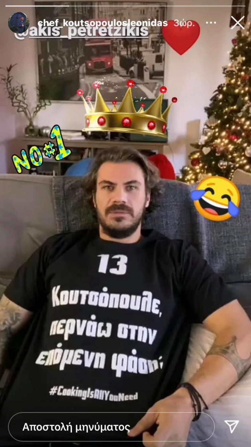 Ο Άκης Πετρετζίκης με ένα... t-shirt «τρολάρει» τον Λεωνίδα Κουτσόπουλο