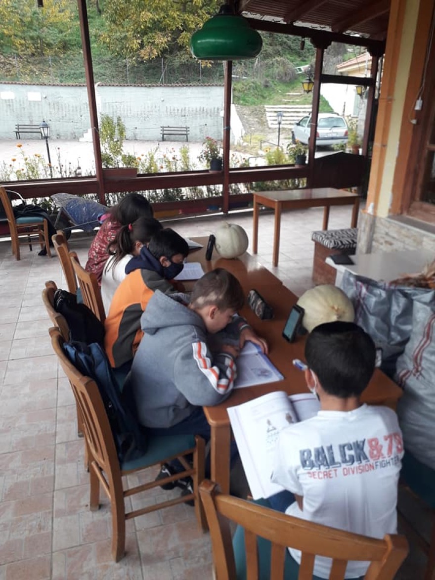 Απίστευτες εικόνες: Μαθητές κάνουν τηλεκπαίδευση με μπουφάν και κινητό σε καφενείο της Ηλείας!
