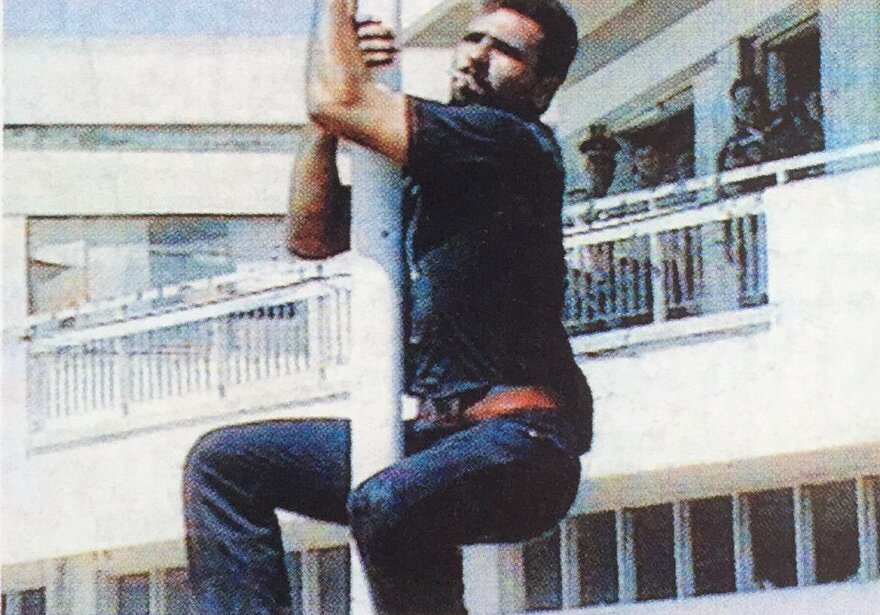 Ο καταζητούμενος φονιάς του ήρωα Σολωμού στον τόπο του εγκλήματος, δίπλα στον Ερντογάν