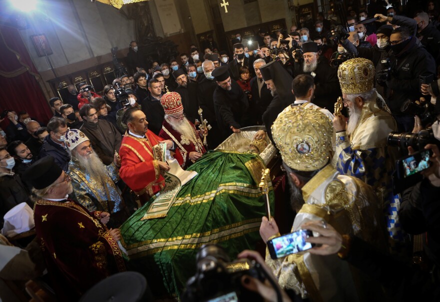 Νέες απίστευτες εικόνες από Σερβία: Χαμός στο λαϊκό προσκύνημα του Πατριάρχη Ειρηναίου 