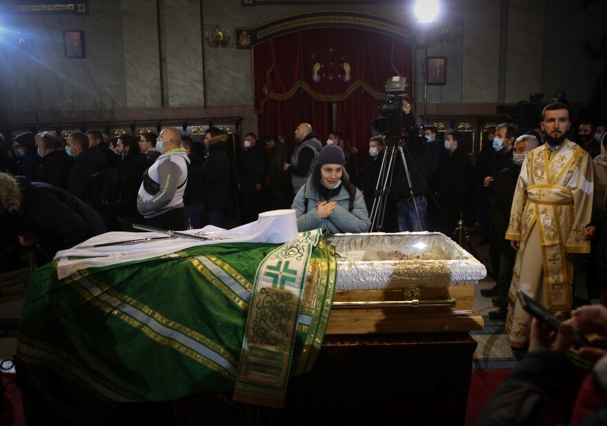 Νέες απίστευτες εικόνες από Σερβία: Χαμός στο λαϊκό προσκύνημα του Πατριάρχη Ειρηναίου 