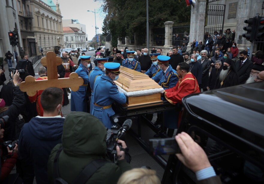 Νέες απίστευτες εικόνες από Σερβία: Χαμός στο λαϊκό προσκύνημα του Πατριάρχη Ειρηναίου 