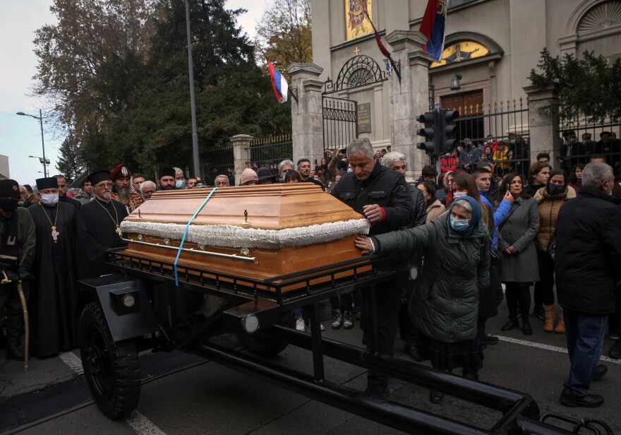 Νέες απίστευτες εικόνες από Σερβία: Χαμός στο λαϊκό προσκύνημα του Πατριάρχη Ειρηναίου 