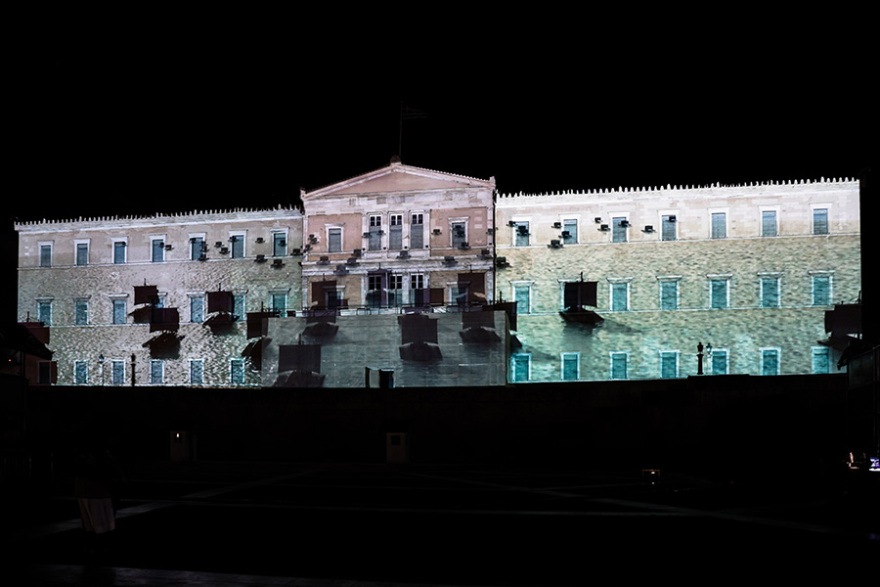 Δείτε βίντεο: Οι εντυπωσιακές εικόνες για τις Ένοπλες Δυνάμεις στην πρόσοψη της Βουλής