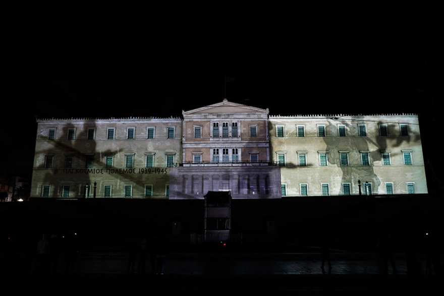 Δείτε βίντεο: Οι εντυπωσιακές εικόνες για τις Ένοπλες Δυνάμεις στην πρόσοψη της Βουλής