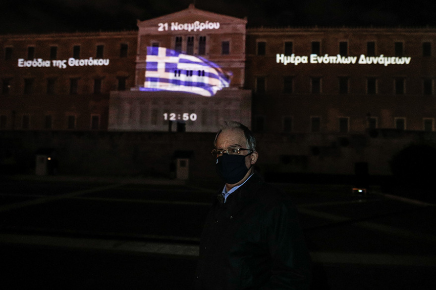 Δείτε βίντεο: Οι εντυπωσιακές εικόνες για τις Ένοπλες Δυνάμεις στην πρόσοψη της Βουλής