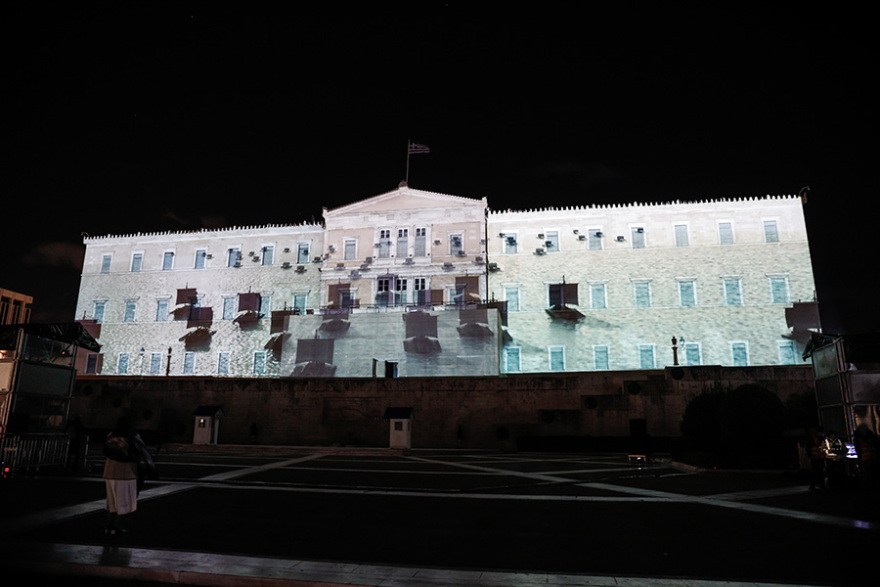 Δείτε βίντεο: Οι εντυπωσιακές εικόνες για τις Ένοπλες Δυνάμεις στην πρόσοψη της Βουλής