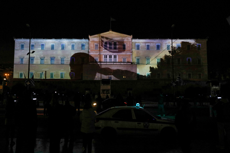 Τους πείραξε η προβολή της Παναγίας στη Βουλή, αλλά όχι ο Καμμένος που σταύρωνε αεροπλάνα και συγκυβερνούσαν χρόνια