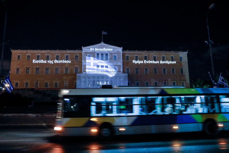 Τους πείραξε η προβολή της Παναγίας στη Βουλή, αλλά όχι ο Καμμένος που σταύρωνε αεροπλάνα και συγκυβερνούσαν χρόνια