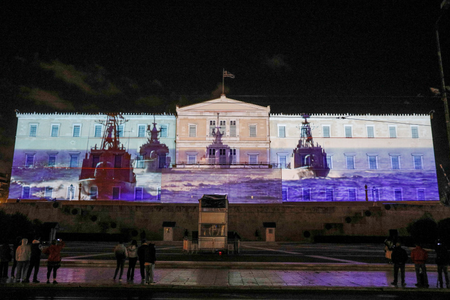 Τους πείραξε η προβολή της Παναγίας στη Βουλή, αλλά όχι ο Καμμένος που σταύρωνε αεροπλάνα και συγκυβερνούσαν χρόνια