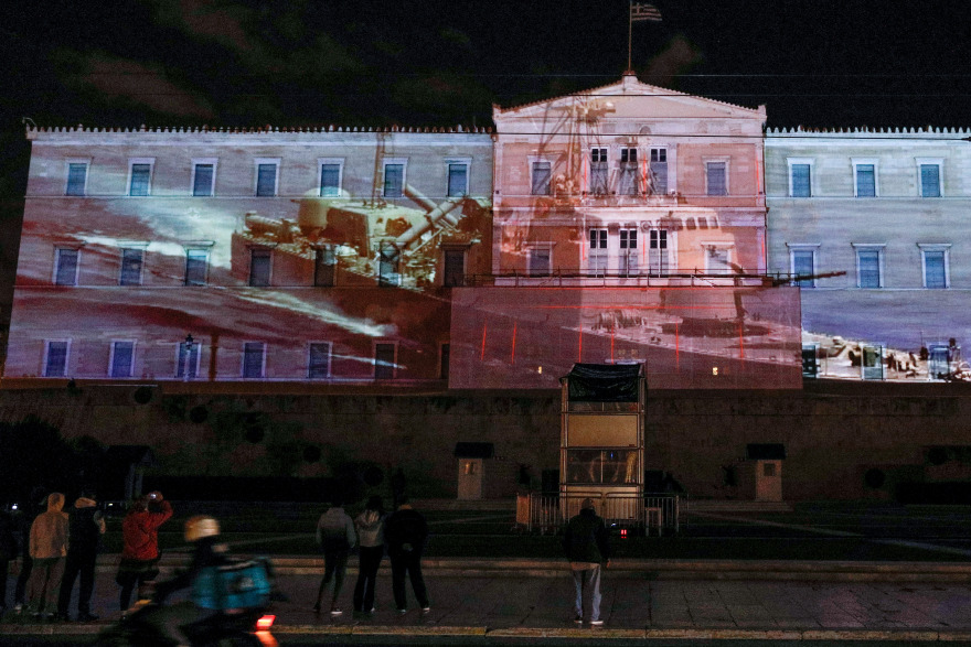 Τους πείραξε η προβολή της Παναγίας στη Βουλή, αλλά όχι ο Καμμένος που σταύρωνε αεροπλάνα και συγκυβερνούσαν χρόνια