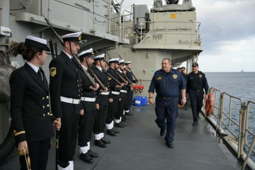 Τους πείραξε η προβολή της Παναγίας στη Βουλή, αλλά όχι ο Καμμένος που σταύρωνε αεροπλάνα και συγκυβερνούσαν χρόνια