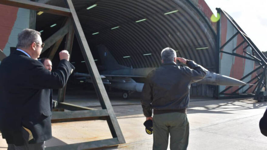 Τους πείραξε η προβολή της Παναγίας στη Βουλή, αλλά όχι ο Καμμένος που σταύρωνε αεροπλάνα και συγκυβερνούσαν χρόνια