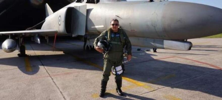 Τους πείραξε η προβολή της Παναγίας στη Βουλή, αλλά όχι ο Καμμένος που σταύρωνε αεροπλάνα και συγκυβερνούσαν χρόνια