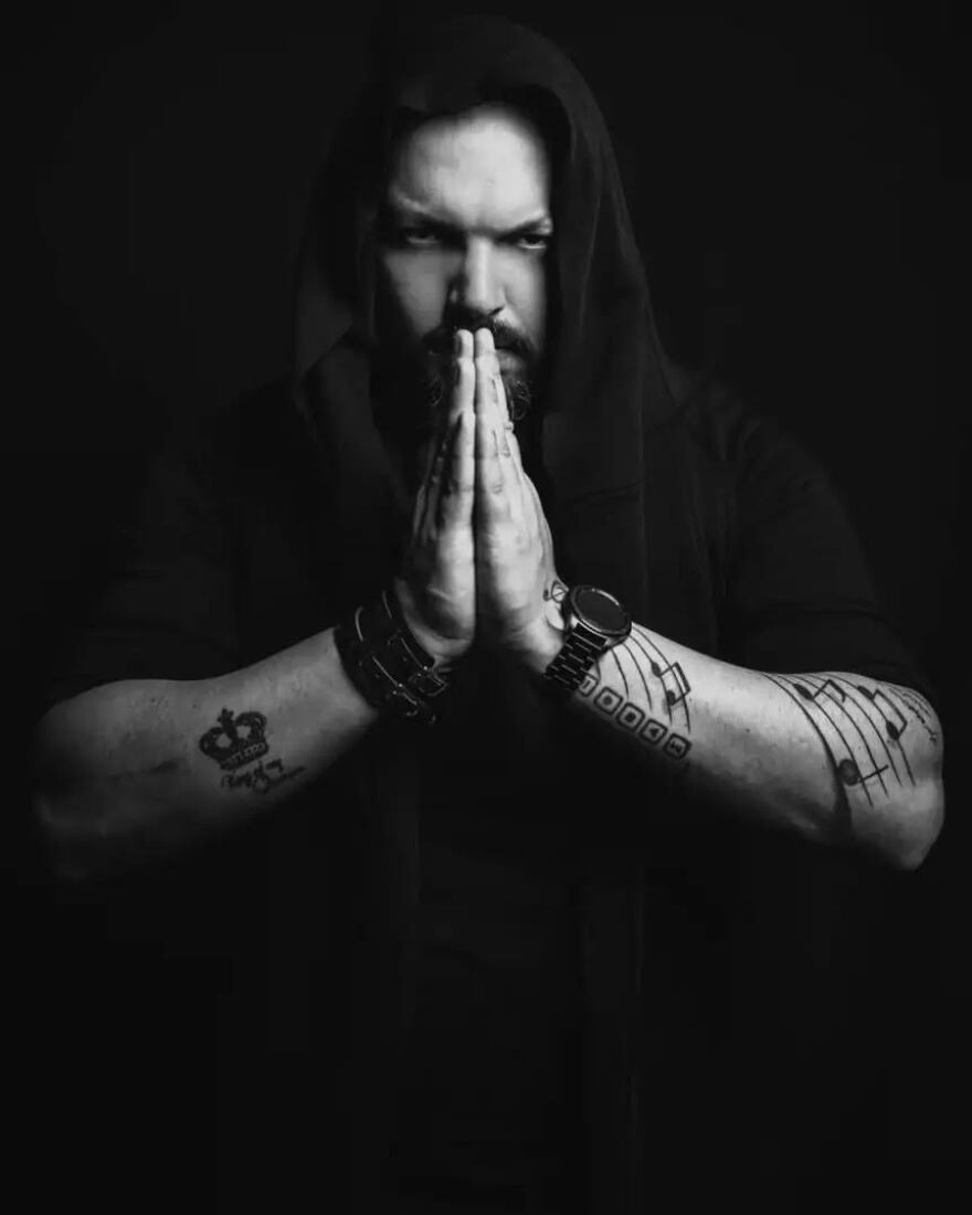 Νέα μαρτυρία για τον 39χρονο Dj: «Έτσι κολλήσαμε κορωνοϊό» 