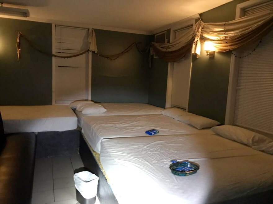 Νέα Υόρκη: «Έφοδος» των Αρχών στο sex club «Caligula» - Δείτε φωτογραφίες