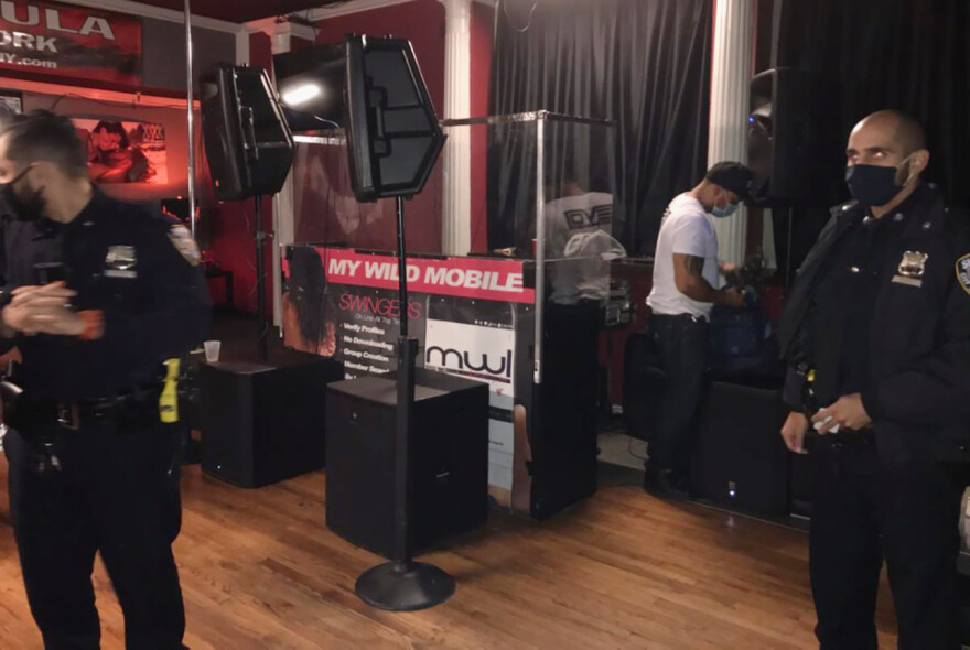 Νέα Υόρκη: «Έφοδος» των Αρχών στο sex club «Caligula» - Δείτε φωτογραφίες