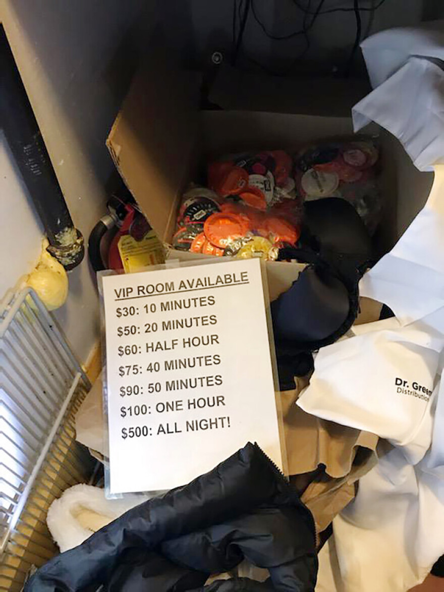 Νέα Υόρκη: «Έφοδος» των Αρχών στο sex club «Caligula» - Δείτε φωτογραφίες