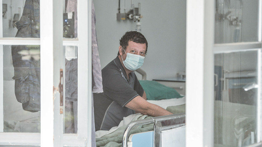 Μέσα στη ΜΕΘ του «Σωτηρία»: «_πάρε ανάσα!  _πας καλά, μη φοβάσαι! »