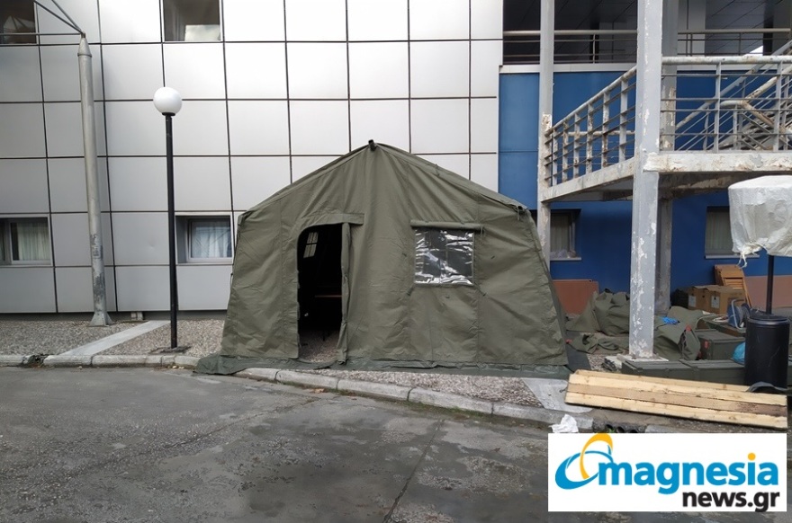 Κορωνοϊός - Βόλος: Ο στρατός έστησε σκηνές έξω από νοσοκομείο για ασθενείς με τον ιό
