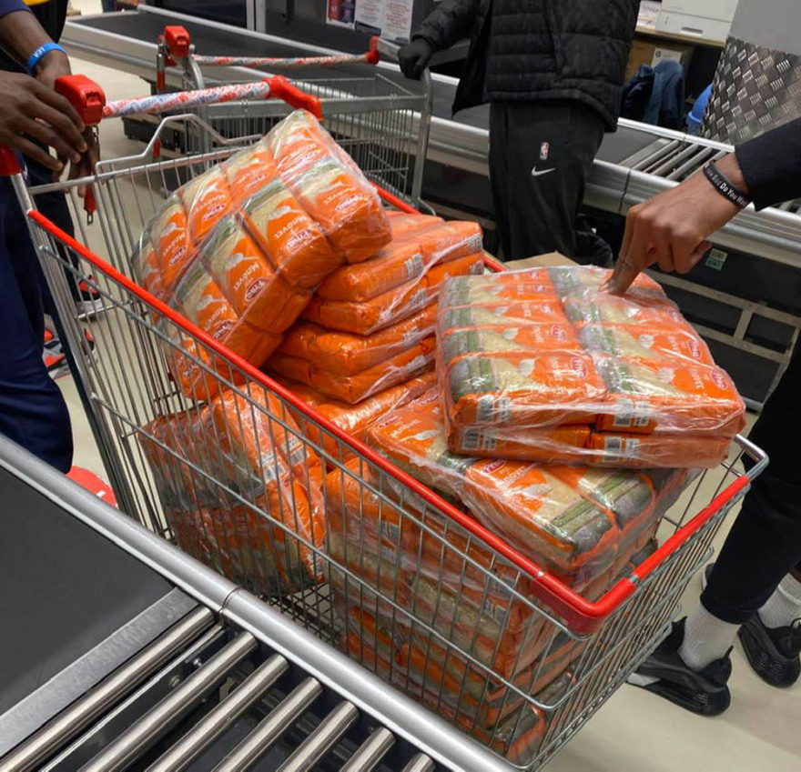 Γιάννης Αντετοκούνμπο: Μοίρασε τρόφιμα στα Σεπόλια μακριά από τις κάμερες