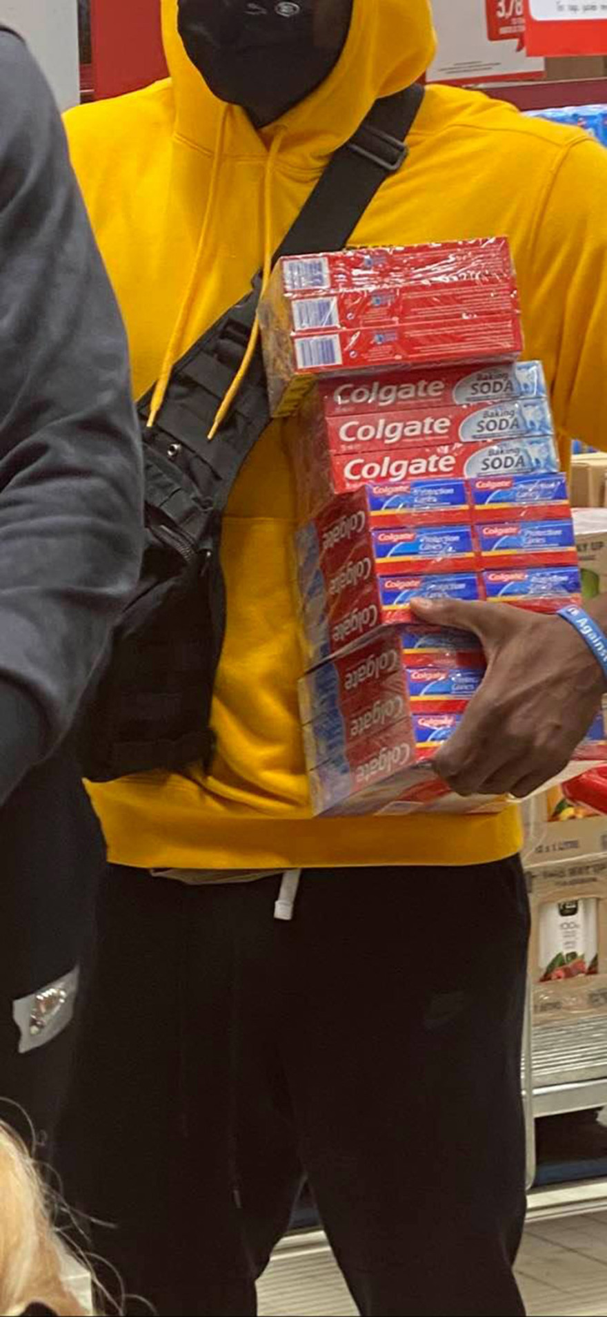 Γιάννης Αντετοκούνμπο: Μοίρασε τρόφιμα στα Σεπόλια μακριά από τις κάμερες